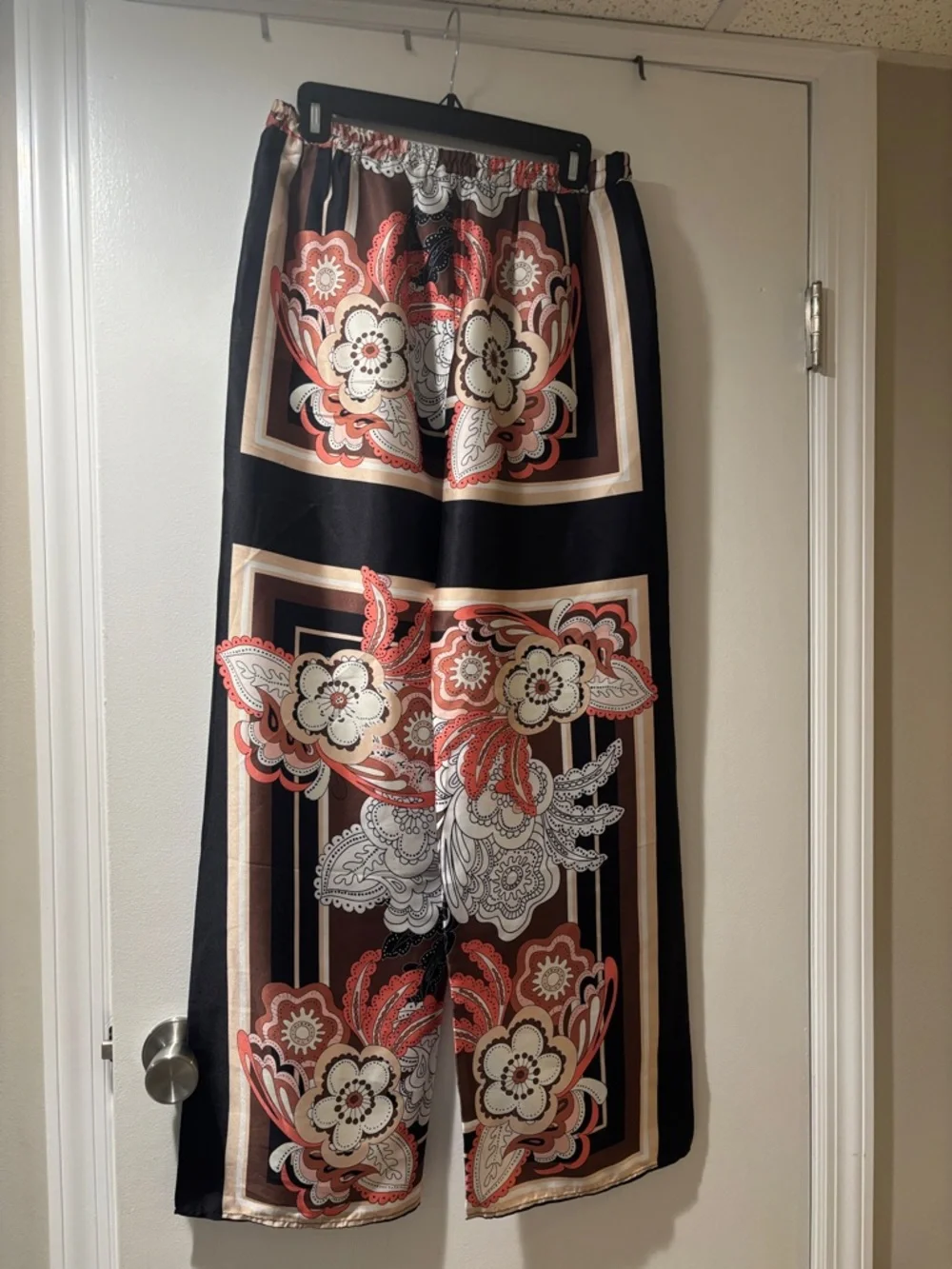 Flash sale - Wide-Leg Floral Print pant - Black and Coral w/ elastic waistband
